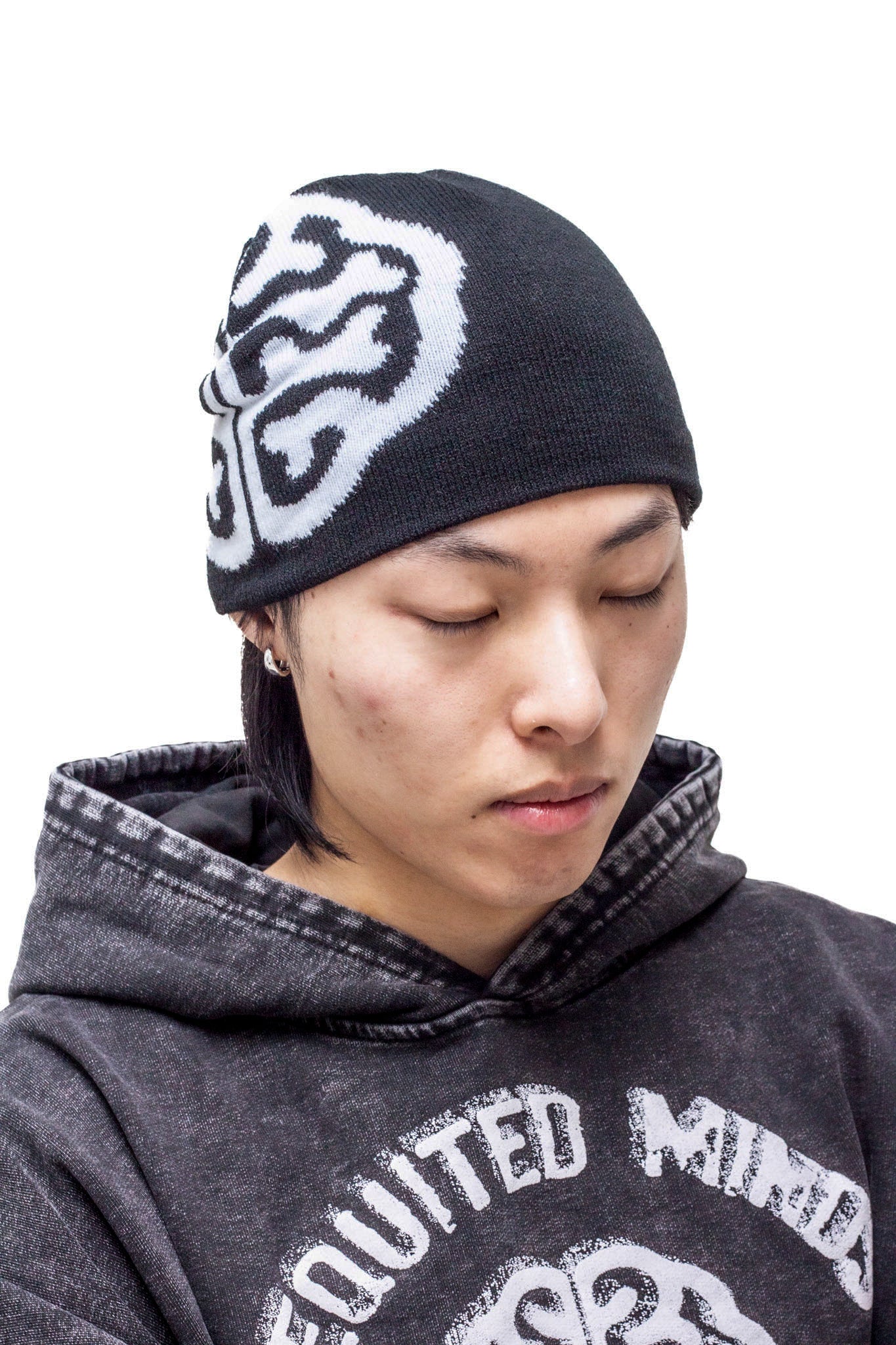 BLACK LOGO BEANIE – Requited Minds