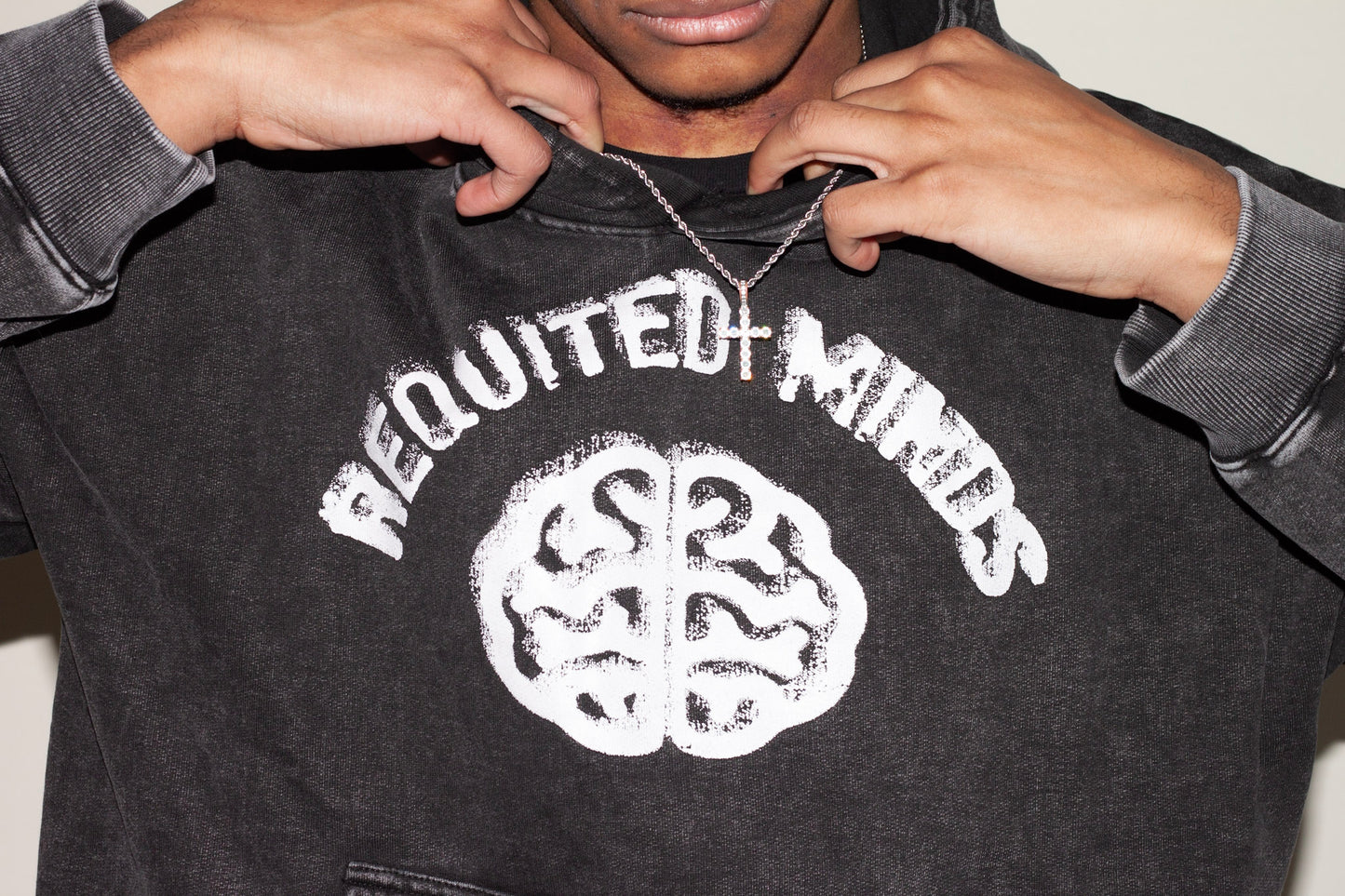 BLACK CROPPED LOGO HOODIE